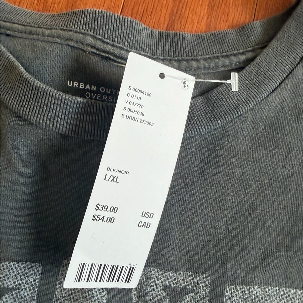 NWT Urban Outfitters Vintage Graphic Tee Vinyl Design - Picture 3 of 4